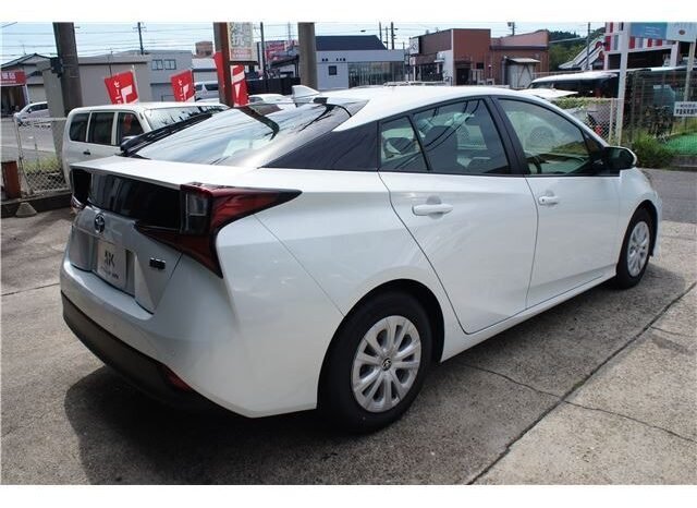 
								Toyota Prius full									