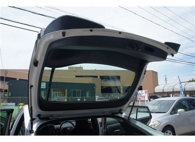 
								Toyota Prius full									