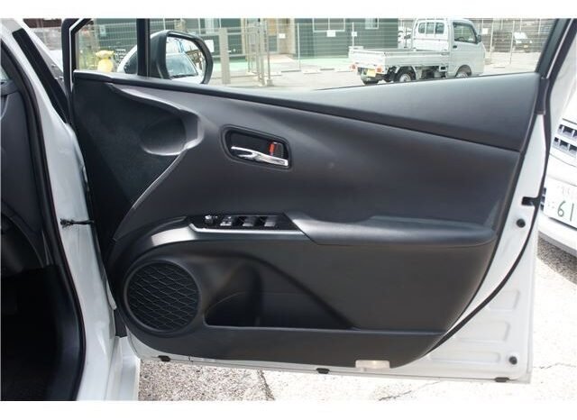
								Toyota Prius full									