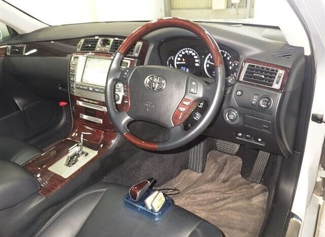 
								Toyota Crown Majesta 2007 full									