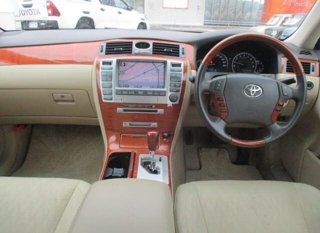 
								Toyota Crown Majesta 2004 full									
