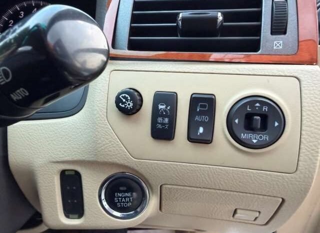 
								Toyota Crown Majesta 2004 full									