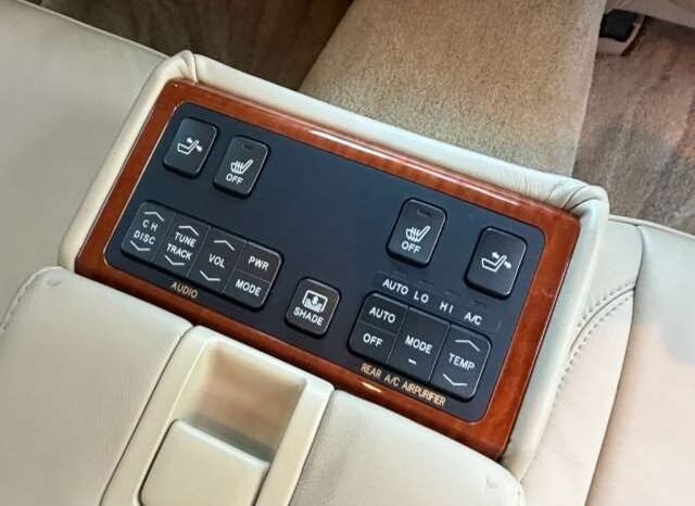 
								Toyota Crown Majesta 2004 full									