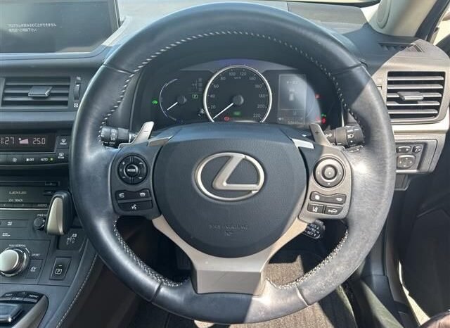 
								LEXUS CT 200h Version C 2019 full									